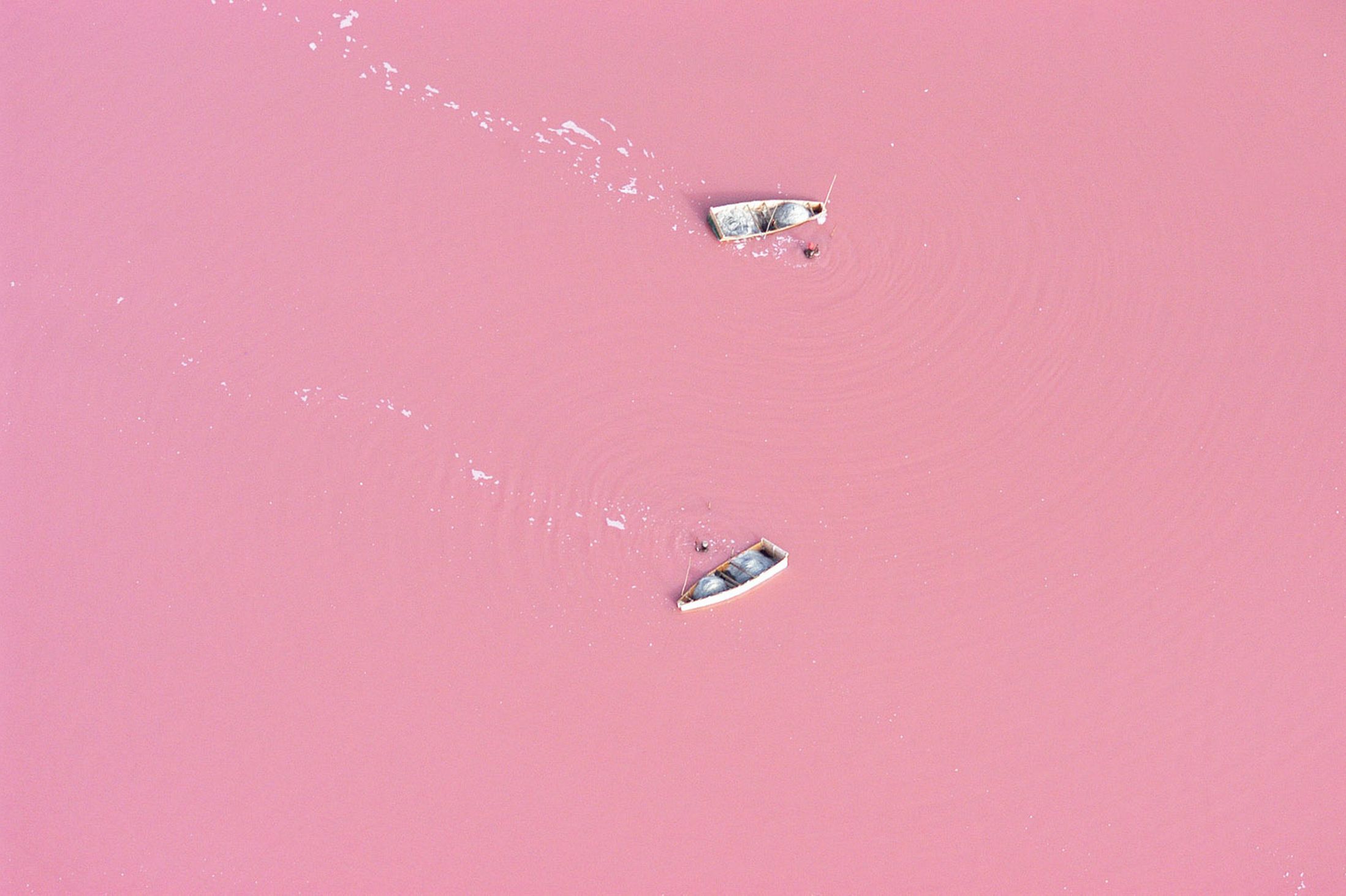 Водоем который окрашивается в нежно розовый цвет. Озеро Ретба Сенегал. Розовое озеро Ретба. Озеро Ретба (Lake Retba), Сенегал. Ретба — розовое озеро в Сенегале..