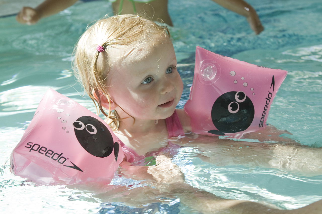 How to safely introduce your toddler to a swimming pool