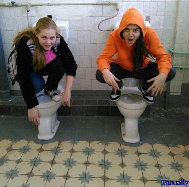 Парень трахает двух подруг в общественном туалете