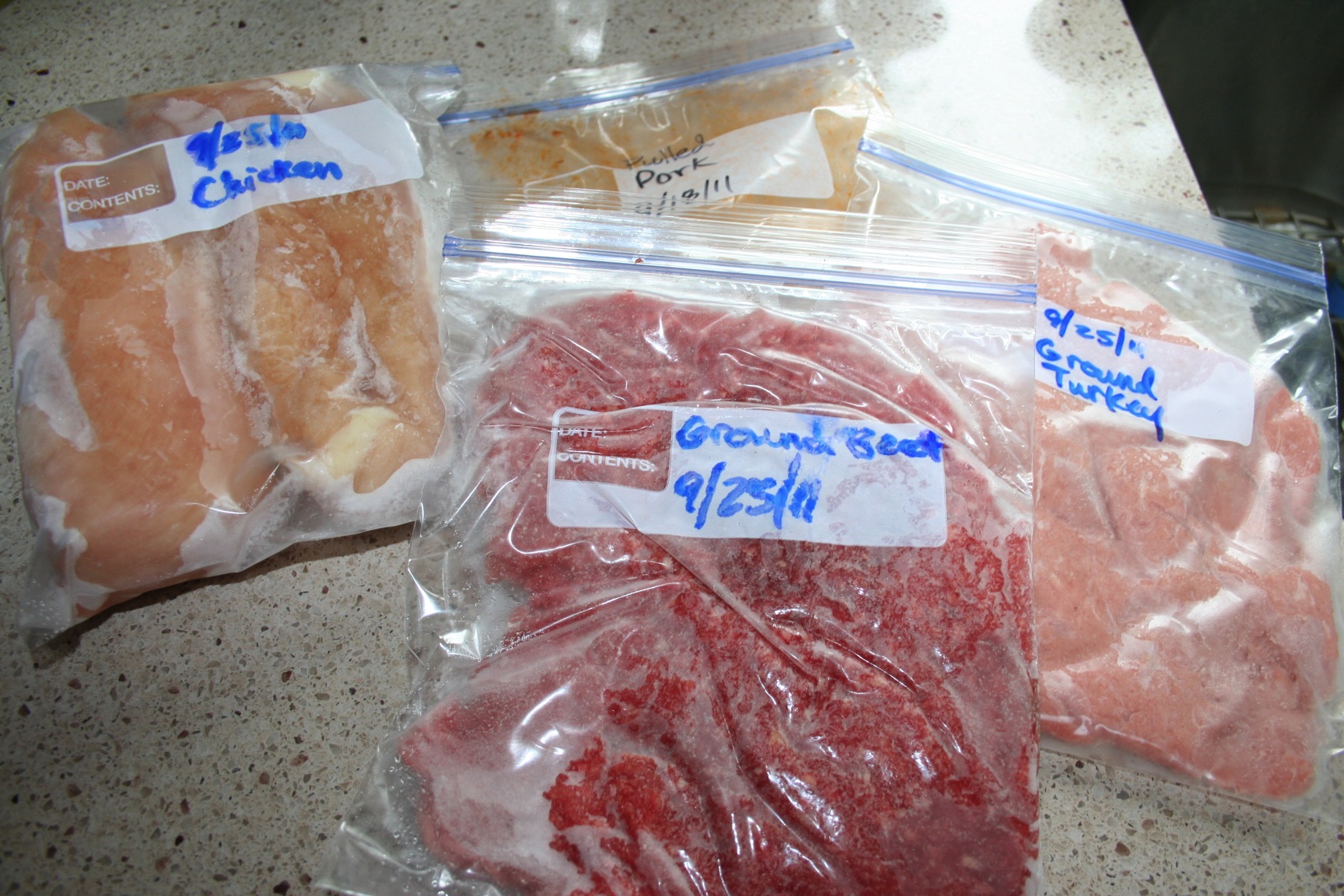 Замороженная курица срок. Замороженное мясо в пакете. Морозильная камера для мяса. Подписывать заморозки мясо.