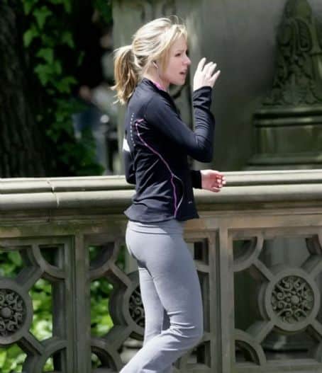 20 Celebrities Who Look Breathtaking In Yoga Pants – Mutually