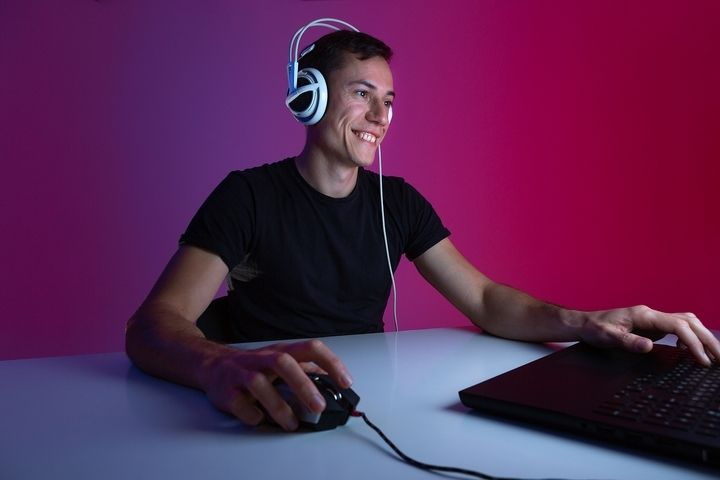 A person wearing a headset and using a computer Description automatically generated with low confidence
